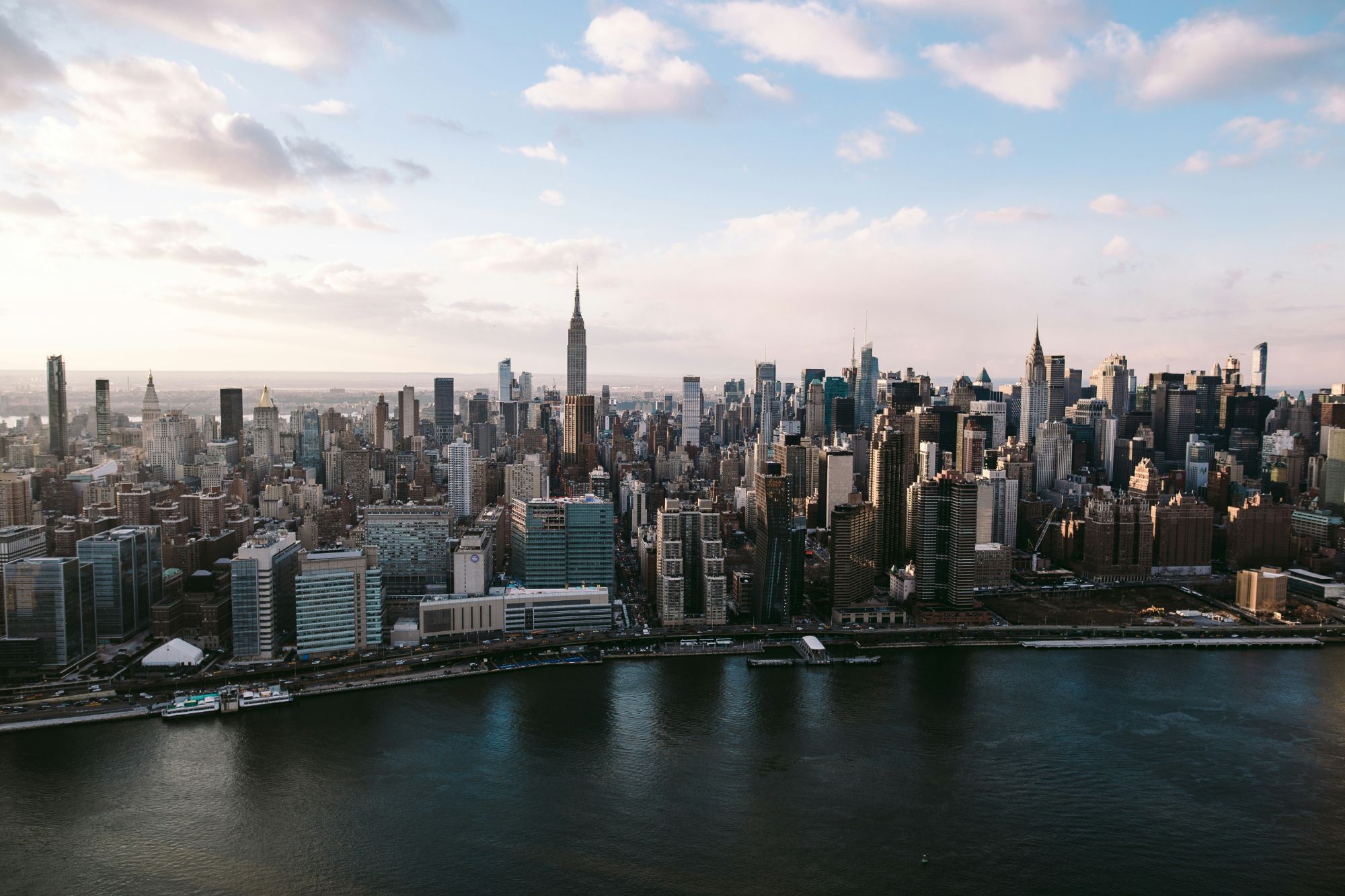 Vista aérea de uma cidade, com edifícios junto à orla